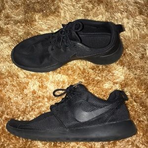 Nike Black Roshe